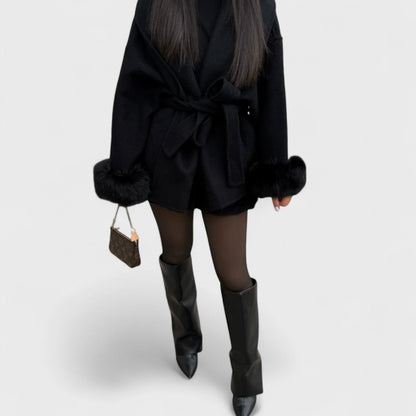 Woolcat – Elegantní kabát s detaily z ekologické kožešiny